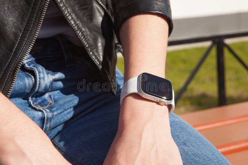 La photo de la femelle remet ? ?cran tactile la conception g?n?rique montre intelligente photos libres de droits La photo de la femelle remet ? ?cran tactile la conception g?n?rique montre intelligente photos libres de droits