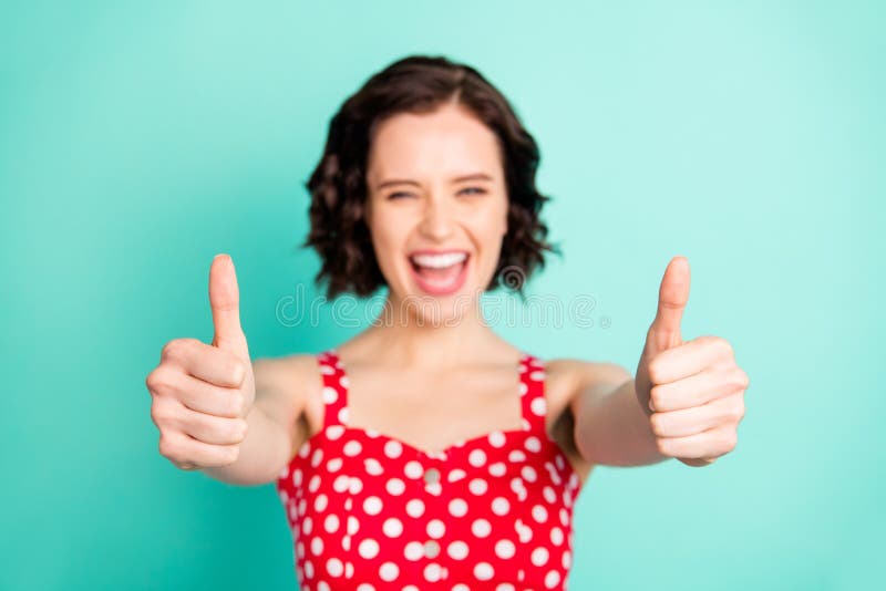 La photo de la gentille fille appréciante comblée ayant réalisé tous les objectifs réglés et maintenant seule chose laissés pour photos stock La photo de la gentille fille appréciante comblée ayant réalisé tous les objectifs réglés et maintenant seule chose laissés pour photos stock