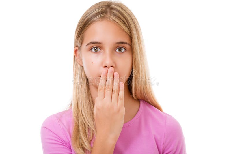 La photo de la belle jeune fille avec remettent la bouche D'isolement image stock La photo de la belle jeune fille avec remettent la bouche D'isolement image stock