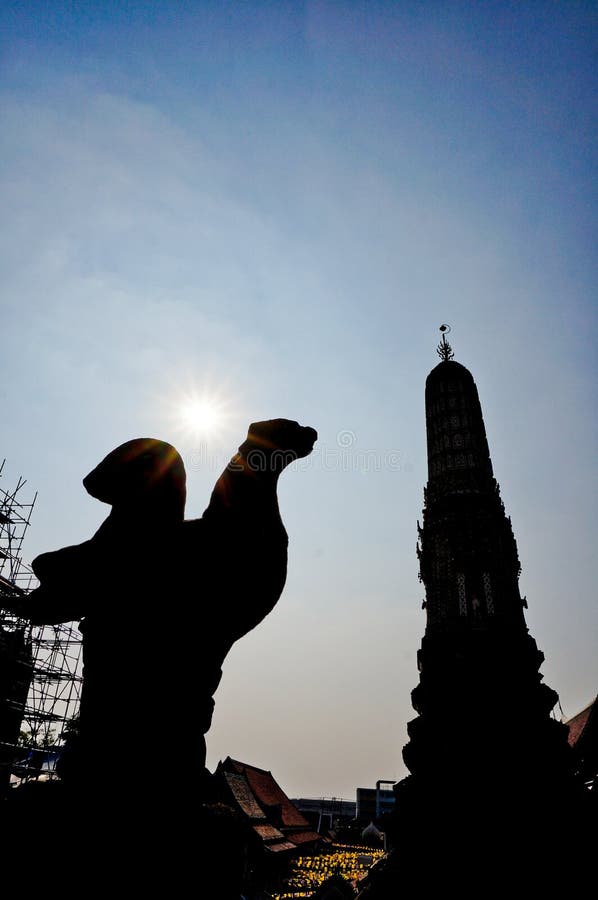 La photo de silhouette d'une partie de Phra esquintent Wat Arun, Bangkok Thaïlande photographie stock libre de droits La photo de silhouette d'une partie de Phra esquintent Wat Arun, Bangkok Thaïlande photographie stock libre de droits
