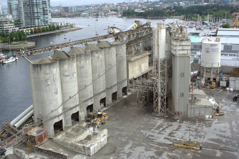 La pianta concreta, costruzione dell'oceano fornisce la srl. fotografia stock libera da diritti La pianta concreta, costruzione dell'oceano fornisce la srl. fotografia stock libera da diritti