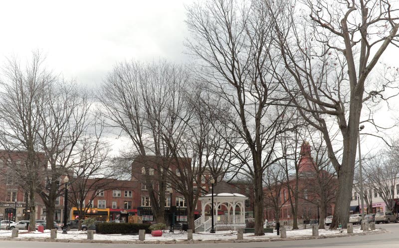 La piccola città della Nuova Inghilterra di Keene, di New Hampshire e del suo verde di villaggio immagine stock La piccola città della Nuova Inghilterra di Keene, di New Hampshire e del suo verde di villaggio immagine stock