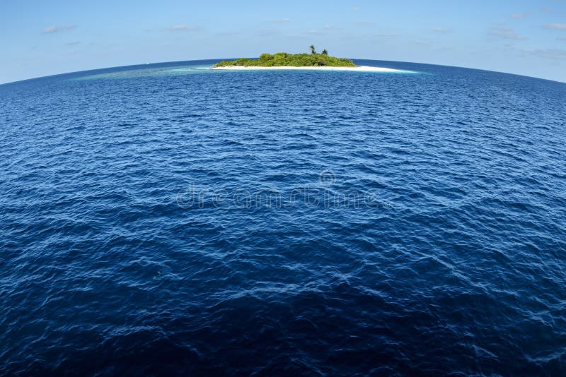 Come aquiloni , Attimi garbati , Pensierando... - Pagina 11 La-piccola-isola-tropicale-si-siede-nel-vasto-oceano-blu-con-l-orizzonte-curvo-di-terra-rotonda-115092305