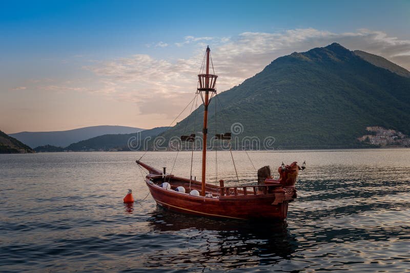 La piccola nave del pirata di stile d'annata all'ancora fotografia stock La piccola nave del pirata di stile d'annata all'ancora fotografia stock