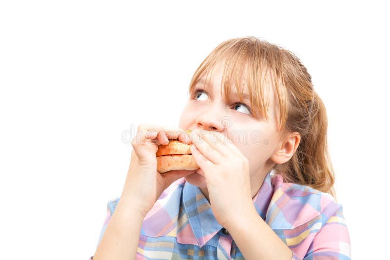 La piccola ragazza bionda mangia l'hamburger immagini stock libere da diritti La piccola ragazza bionda mangia l'hamburger immagini stock libere da diritti