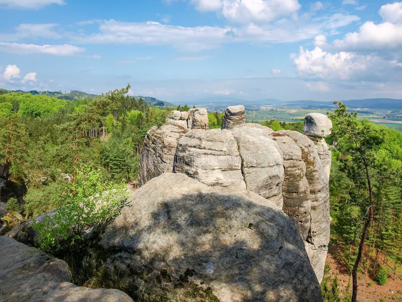 La piedra arenisca oscila entre bosque en el paraíso bohemio de la reserva, checo imagen de archivo libre de regalías La piedra arenisca oscila entre bosque en el paraíso bohemio de la reserva, checo imagen de archivo libre de regalías