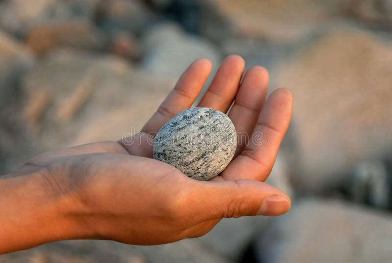 La piedra en mi mano imagen de archivo. Imagen de hombre 7731079