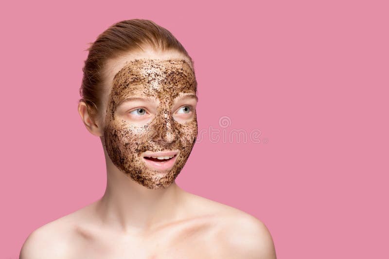 La piel de la cara friega El retrato de la máscara modelo femenina sonriente atractiva de Applying Natural Coffee, cara friega en fotos de archivo libres de regalías La piel de la cara friega El retrato de la máscara modelo femenina sonriente atractiva de Applying Natural Coffee, cara friega en fotos de archivo libres de regalías