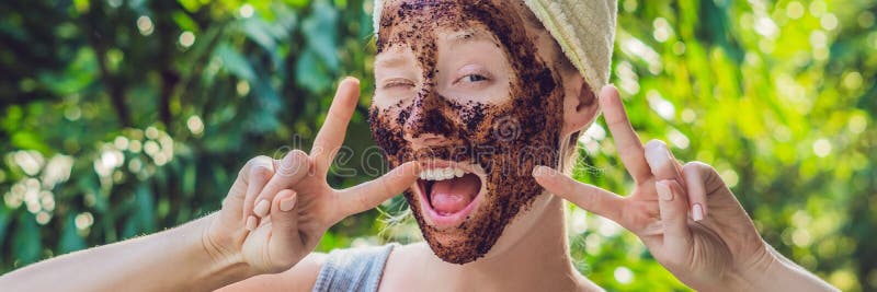 La piel de la cara friega El retrato de la máscara modelo femenina sonriente atractiva de Applying Natural Coffee, cara friega en fotos de archivo libres de regalías La piel de la cara friega El retrato de la máscara modelo femenina sonriente atractiva de Applying Natural Coffee, cara friega en fotos de archivo libres de regalías