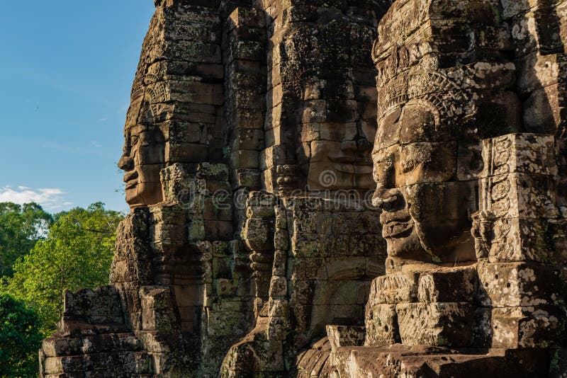 La pierre de sourire fait face du temple de bayon au Cambodge photographie stock libre de droits La pierre de sourire fait face du temple de bayon au Cambodge photographie stock libre de droits