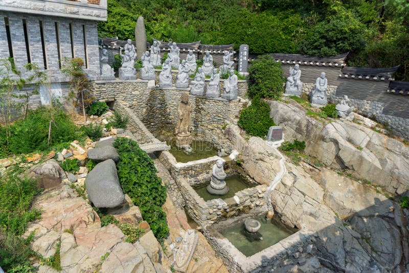 La pietra bianca ha scolpito le statue del cinese Buddha, sacerdoti e molto fotografie stock libere da diritti La pietra bianca ha scolpito le statue del cinese Buddha, sacerdoti e molto fotografie stock libere da diritti