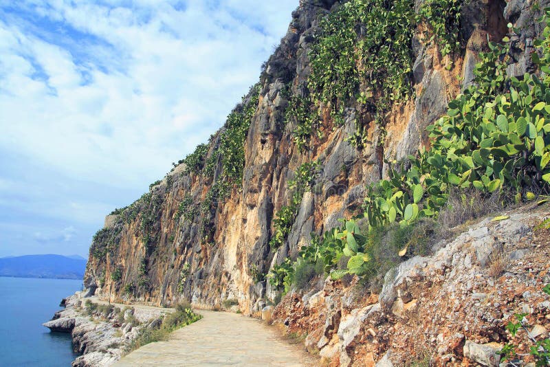 La pietra ha pavimentato il vicolo lungo il mare in Nafplio, Grecia fotografie stock libere da diritti La pietra ha pavimentato il vicolo lungo il mare in Nafplio, Grecia fotografie stock libere da diritti