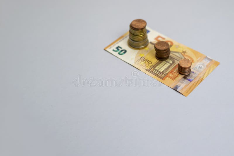 La pila del dinero intensifica el dinero creciente del ahorro del crecimiento, inversi?n empresarial financiera del concepto foto de archivo La pila del dinero intensifica el dinero creciente del ahorro del crecimiento, inversi?n empresarial financiera del concepto foto de archivo