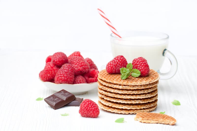 La pila di caramello olandese waffles con il lampone e la tazza freschi di fotografia stock libera da diritti La pila di caramello olandese waffles con il lampone e la tazza freschi di fotografia stock libera da diritti