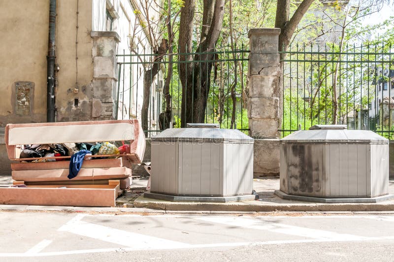 La pila grande de basura y de desperdicios descargó en la calle cerca de dos latas subterráneos del contenedor fotos de archivo La pila grande de basura y de desperdicios descargó en la calle cerca de dos latas subterráneos del contenedor fotos de archivo
