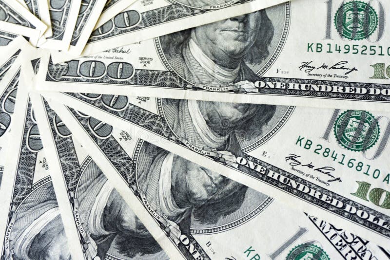 La pile de Crolled de 100 billets d'un dollar, se ferment vers le haut du billet de banque images stock La pile de Crolled de 100 billets d'un dollar, se ferment vers le haut du billet de banque images stock