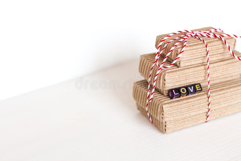 La pile de handcraft des boîte-cadeau sur le fond en bois blanc avec amour des textes des cubes colorés Copiez l'espace, le place photos libres de droits La pile de handcraft des boîte-cadeau sur le fond en bois blanc avec amour des textes des cubes colorés Copiez l'espace, le place photos libres de droits