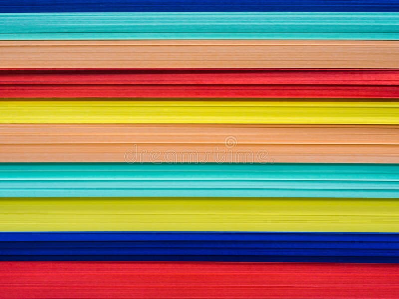 La pile haute étroite de l'arc-en-ciel a coloré des papiers pour le travail créatif image libre de droits La pile haute étroite de l'arc-en-ciel a coloré des papiers pour le travail créatif image libre de droits