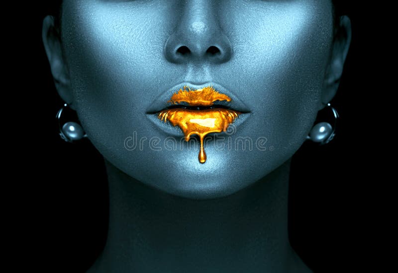 La pintura del oro gotea de los labios atractivos, descensos líquidos de oro en boca modelo hermosa del ` s de la muchacha, maqui