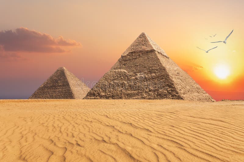 La piramide di Chephren e la piramide di Cheops, bella vista di tramonto di Giza, Egitto fotografie stock libere da diritti La piramide di Chephren e la piramide di Cheops, bella vista di tramonto di Giza, Egitto fotografie stock libere da diritti