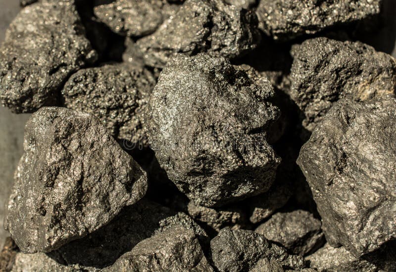 La pirita mineral, o pirita de hierro, también conocida como oro de los tontos imágenes de archivo libres de regalías La pirita mineral, o pirita de hierro, también conocida como oro de los tontos imágenes de archivo libres de regalías
