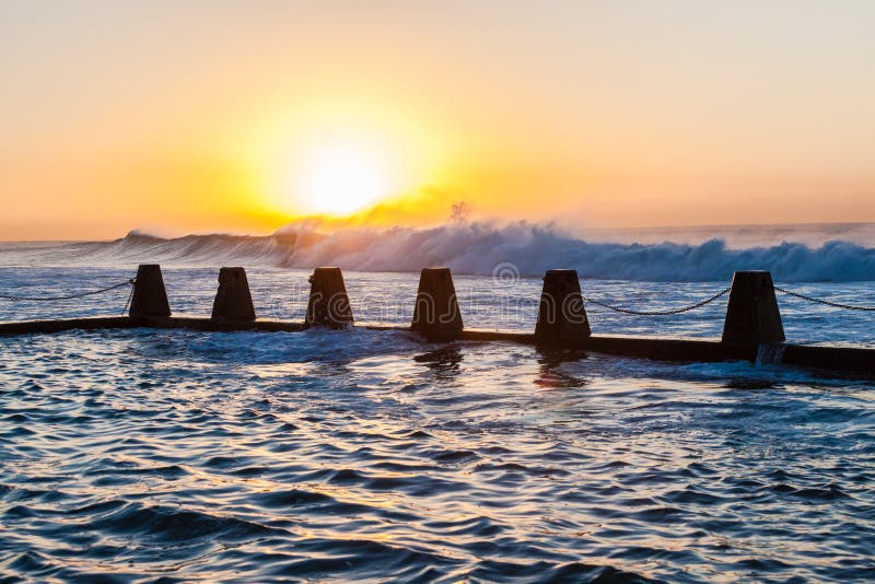 La piscine de marée ondule Dawn Energy photographie stock La piscine de marée ondule Dawn Energy photographie stock
