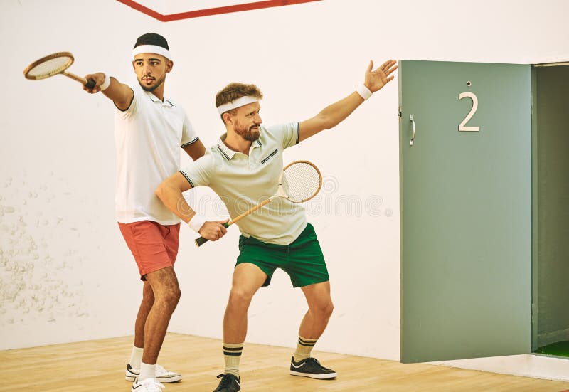La pista de squash divertida y los hombres con aptitud, tontos y con expresión tonta posan con entrenamiento y saludable. Amigos d fotos de archivo libres de regalías