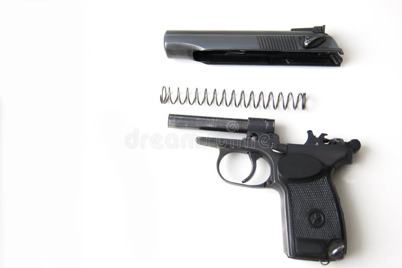 La pistola del sistema di Makarov ha smontato isolato su fondo bianco immagini stock libere da diritti La pistola del sistema di Makarov ha smontato isolato su fondo bianco immagini stock libere da diritti