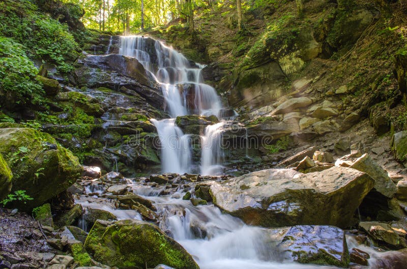 La pittoresca cascata di shypit nella regione transcarpatica dell'ucraina  fotografia stock