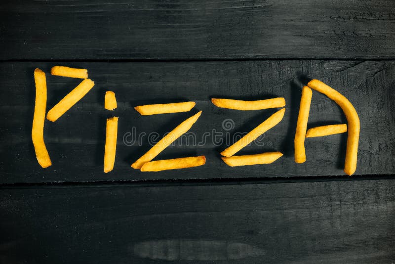 La pizza d'inscription faite de pommes frites photo stock La pizza d'inscription faite de pommes frites photo stock