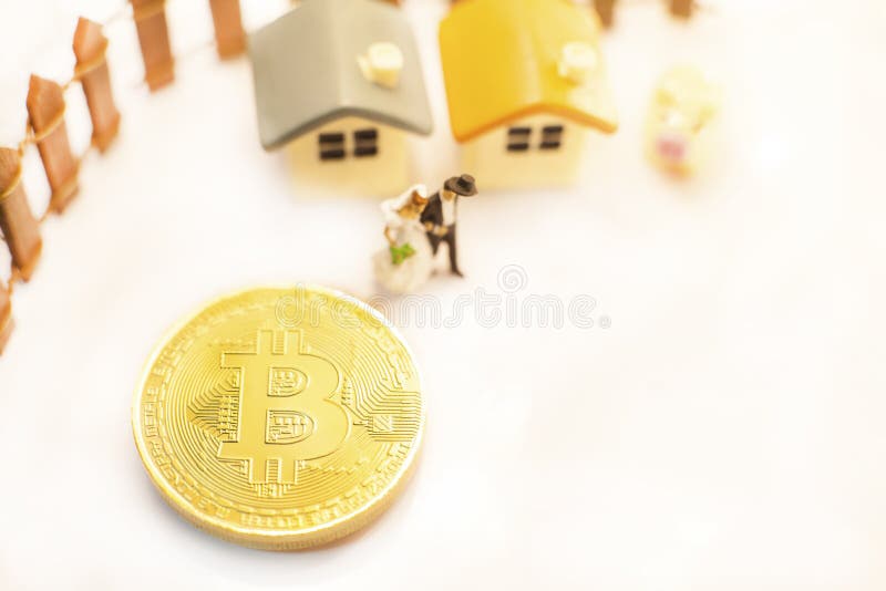 La pièce de monnaie symbolique de cryptocurrency d'or de Bitcoin apportent la vie financière heureuse de liberté aux personnes mi photos libres de droits La pièce de monnaie symbolique de cryptocurrency d'or de Bitcoin apportent la vie financière heureuse de liberté aux personnes mi photos libres de droits