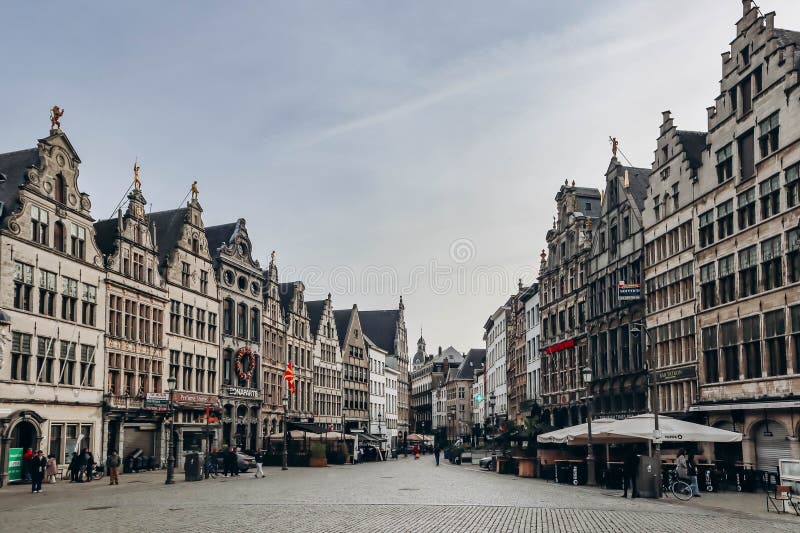 La place centrale d'anvers le marché de la grote située au coeur de la vieille ville images stock