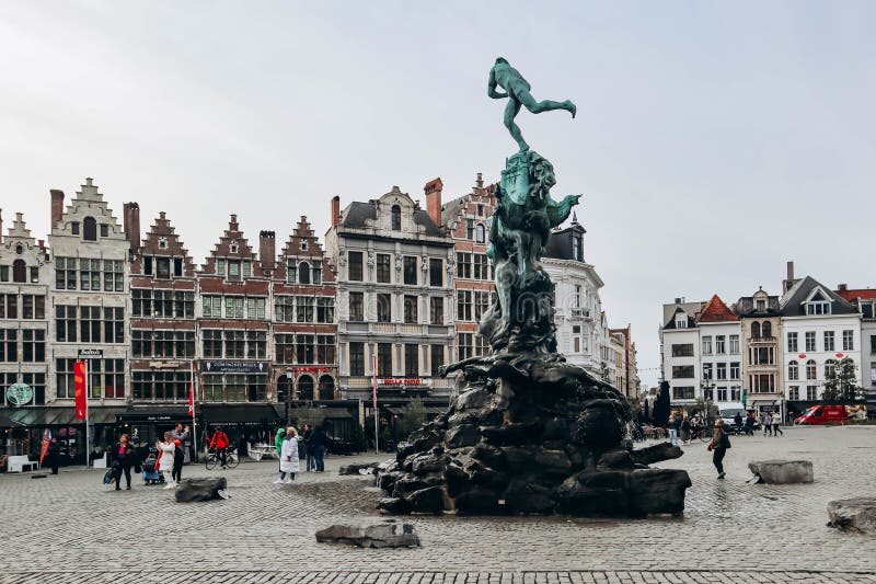 La place centrale d'anvers le marché de la grote située au coeur de la vieille ville photos stock