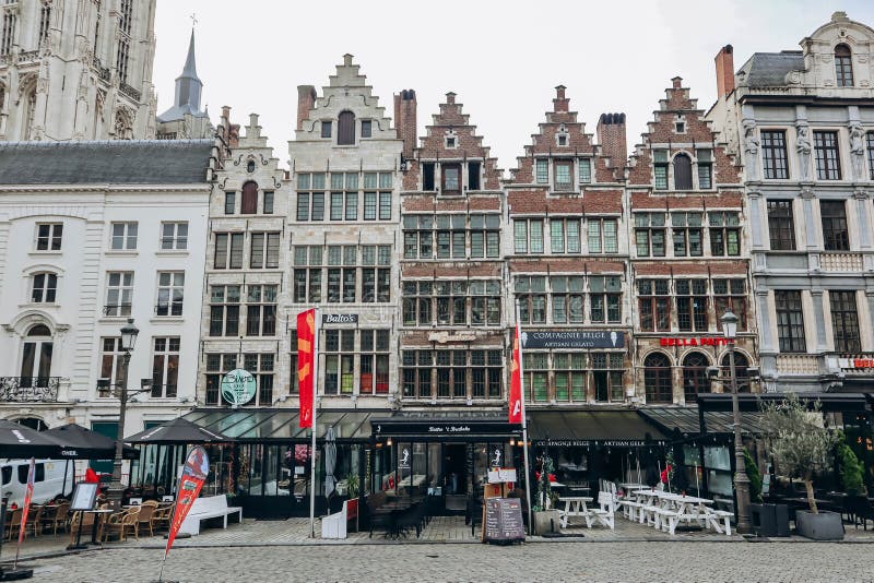 La place centrale d'anvers le marché de la grote située au coeur de la vieille ville images stock