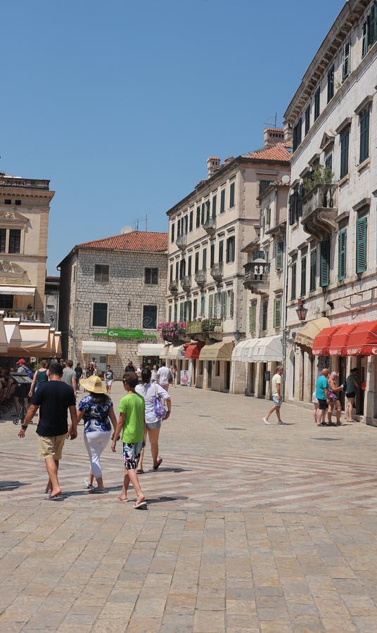 La place centrale de la ville antique de Kotor, Monténégro, l'Europe photo stock La place centrale de la ville antique de Kotor, Monténégro, l'Europe photo stock
