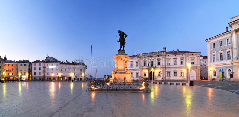La place de Tartini dans le début de la matinée, Piran, Slovénie photo stock La place de Tartini dans le début de la matinée, Piran, Slovénie photo stock