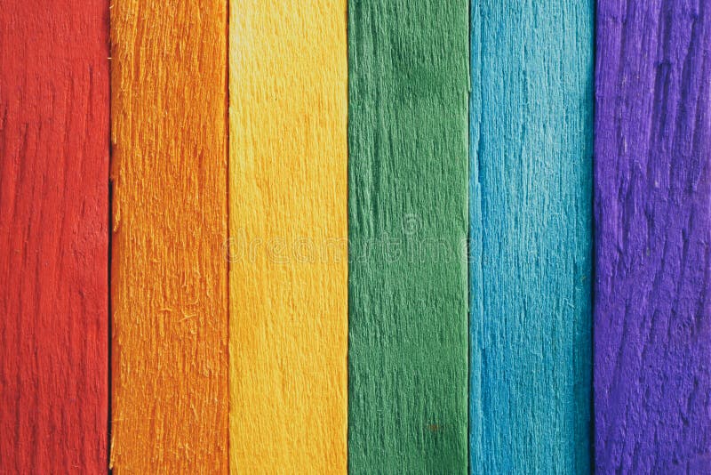 La plancia di legno della bandiera dell'arcobaleno struttura il fondo per progettazione immagine stock libera da diritti La plancia di legno della bandiera dell'arcobaleno struttura il fondo per progettazione immagine stock libera da diritti