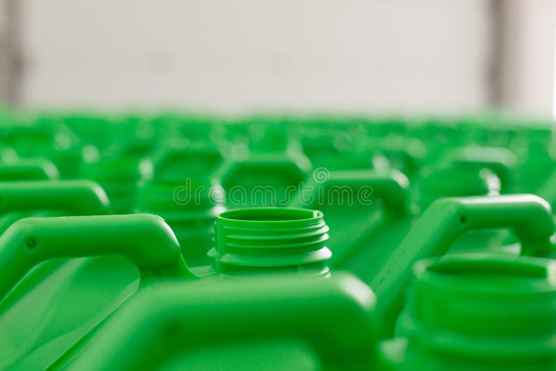 La plastica vuota inscatola il colore verde immagini stock La plastica vuota inscatola il colore verde immagini stock