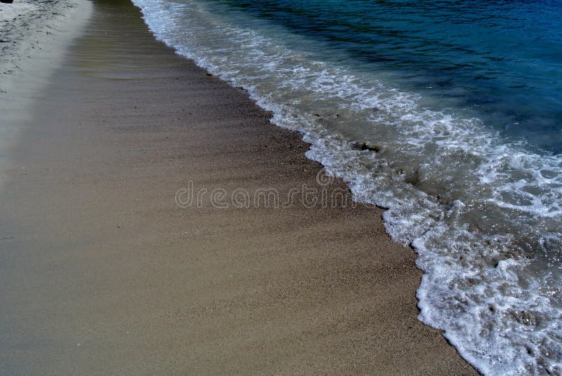 La playa agita en St Thomas, U S Islas Vírgenes foto de archivo libre de regalías La playa agita en St Thomas, U S Islas Vírgenes foto de archivo libre de regalías