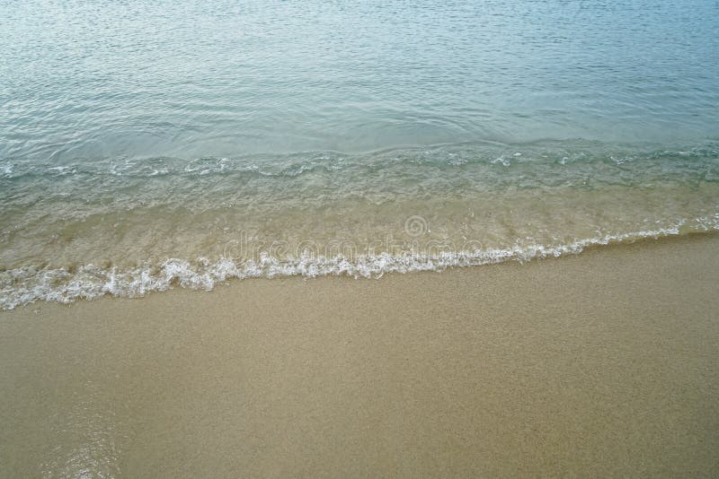 La playa arenosa limpia en colores pastel suave con la agua de mar fresca y la onda espumosa blanca alinean el fondo y el copyspa fotos de archivo libres de regalías La playa arenosa limpia en colores pastel suave con la agua de mar fresca y la onda espumosa blanca alinean el fondo y el copyspa fotos de archivo libres de regalías