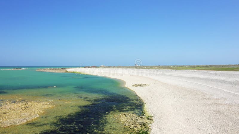 La playa de guijarros blancos del faro cap de la hague