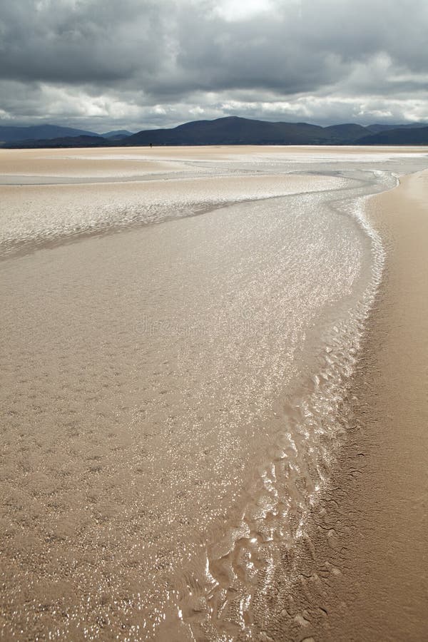 la playa de la arena del agua se nubla el fondo oscuro del cielo imagenes de archivo la playa de la arena del agua se nubla el fondo oscuro del cielo imagenes de archivo