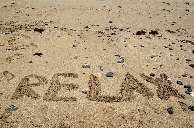 La playa de Sandy y el fondo de los días de fiesta con la palabra SE RELAJAN fotos de archivo libres de regalías La playa de Sandy y el fondo de los días de fiesta con la palabra SE RELAJAN fotos de archivo libres de regalías