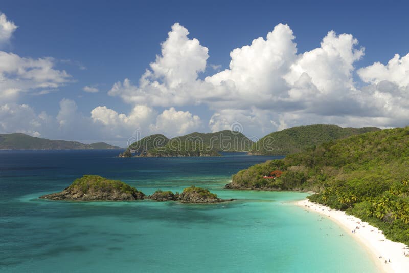 La playa del Caribe brillante pasa por alto las Islas Vírgenes horizontales fotografía de archivo La playa del Caribe brillante pasa por alto las Islas Vírgenes horizontales fotografía de archivo