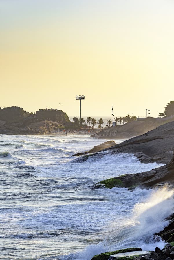La playa del diablo y piedra de Arpoador imágenes de archivo libres de regalías La playa del diablo y piedra de Arpoador imágenes de archivo libres de regalías