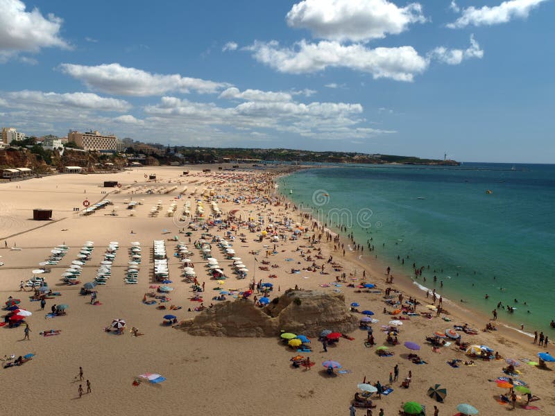 La playa idílica de Praia de Rocha en la región de Algarve. imágenes de archivo libres de regalías La playa idílica de Praia de Rocha en la región de Algarve. imágenes de archivo libres de regalías