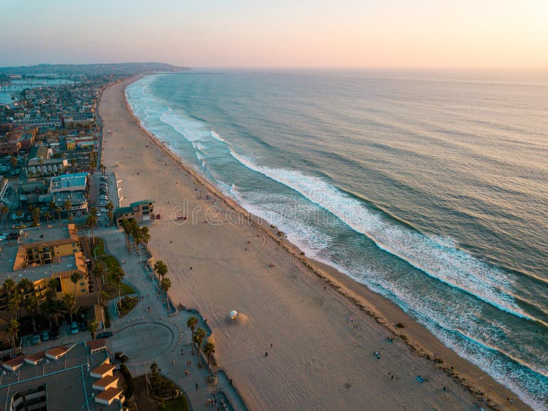 La playa pacífica y la misión circundante aúllan en San Diego California imágenes de archivo libres de regalías La playa pacífica y la misión circundante aúllan en San Diego California imágenes de archivo libres de regalías