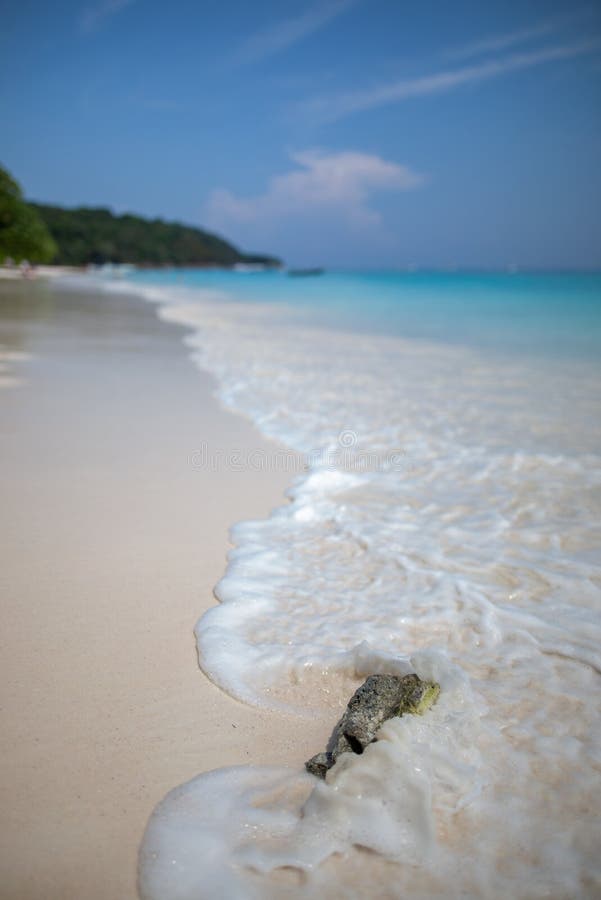 La playa y el agua de piedra hermosas salpican en la isla de Tacai fotos de archivo libres de regalías La playa y el agua de piedra hermosas salpican en la isla de Tacai fotos de archivo libres de regalías