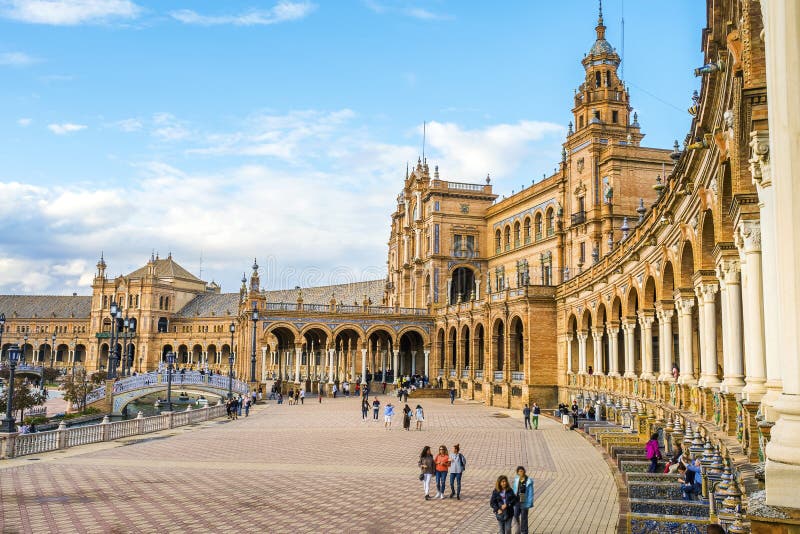 La plaza de Espana en Parque de MarÃa Luisa avec des beaucoup touriste, photographie stock La plaza de Espana en Parque de MarÃa Luisa avec des beaucoup touriste, photographie stock