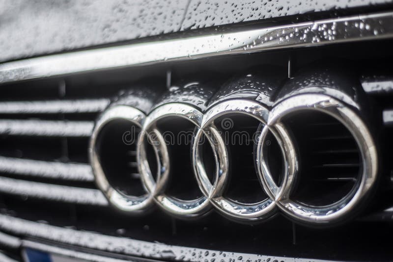 La Pluie Tombe Sur Le Logo Audi Sur Noir Parking Dans La Rue Photo stock  éditorial - Image du france, modèle: 171433703